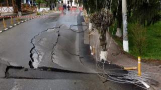 Misterul şoselei surpate în Slănic Prahova. Nou scenariu luat în calcul: Craterul cauzat de o conductă spartă