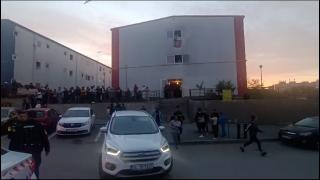 S-au strâns să petreacă de Florii şi au ajuns să se bată cu macete. Scandal sângeros într-un cartier din Constanţa. Un bărbat a fost rănit