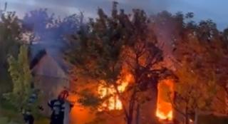 Casă cuprinsă de flăcări în Iaşi, după o ţigară uitată aprinsă. Vecinii au dat alarma, îngroziţi că focul le-ar putea înghiţi şi lor casele