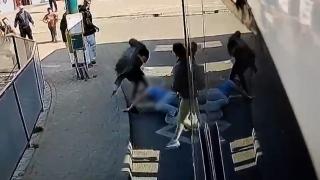 Momentul în care şoferul unui autobuz este pus la pământ cu o singură lovitură. Bătăuşul din Timişoara, căutat de 3 zile