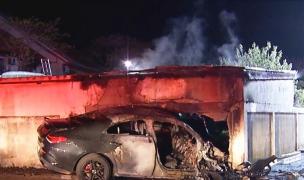 Vitezoman la 18 ani. Tânăr la spital, după ce s-a izbit cu maşina într-un garaj. După impact, a izbucnit un incendiu care a cuprins alte două autoturisme