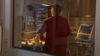 Bebeluş de 3 săptămâni, moarte suspectă în Botoşani. A fost găsit fără viaţă de părinţi, cu urme de sânge în jurul nasului şi gurii