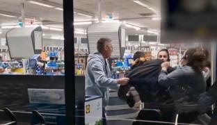 Un bărbat a încercat să dea o spargere într-un magazin pentru două cafele şi un teanc de ciocolate: "Atâta tam-tam, a dat de pământ cu patru femei"