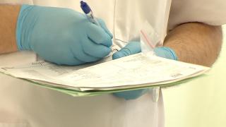 Copila moartă după ce a mâncat peşte s-ar fi intoxicat cu o substanţă din gospodărie. Şocul veştii i-ar fi fost fatal bunicii