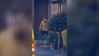 Filmul atacului sângeros din Londra. Un individ înarmat cu o sabie a ucis un copil de 13 ani şi a rănit alţi patru oameni