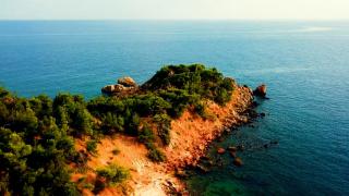 Românii petrec greceşte de 1 mai, iar proprietarii eleni de restaurante şi-au adaptat meniul la sărbătorile noastre. Cât costă o noapte în Thassos