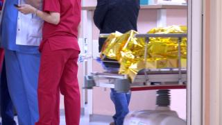 Cele două fete de la Psihiatrie, bătute cu o coadă de matură pentru că au cerut o țigară. Tânăra de 17 ani, violată de colegii de liceu cu câteva zile înainte