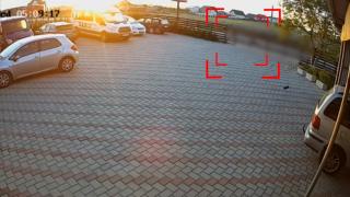 Momentul în care un bărbat este spulberat de o maşină pe un drum din Suceava. Şoferul consumase alcool şi a fugit de la faţa locului