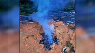 Catastrofă în China. O porţiune dintr-o autostradă s-a prăbuşit şi zeci de maşini au căzut într-o groapă imensă. 24 de persoane au murit