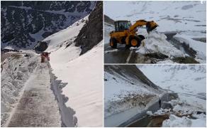 Imagini cu deszăpezirea de pe Transfăgărășan. Drumarii au anunţat când ar putea fi deschisă circulaţia: "Cu mult înainte de data obişnuită"
