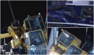 Momente de groază pe un şantier din Capitală. O macara încărcată cu un container s-a răsturnat peste o maşină parcată