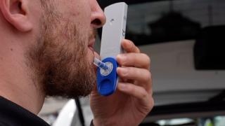 A început festivalul Sunwaves 2024. Jandarmii au prins deja 11 tineri cu droguri asupra lor. Unul dintre ei, scos de mascaţi de la petrecere