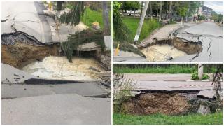 Craterul din Slănic se mărește: a înghițit un stâlp și a dus la noi evacuări. Autoritățile au o bănuială despre cum s-a format