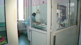 Una din familiile bebeluşilor schimbaţi la naştere la Maternitatea Ploieşti a făcut plângere penală. Părinţii vor să li se facă dreptate în instanţă pentru şocul trăit
