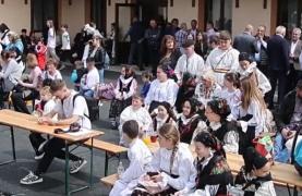 Localnicii dintr-un sat bihorean încă păstrează vie o tradiţie veche de sute de ani, în Vinerea Mare. Tinerii noii generaţii sunt cei care duc obiceiul mai departe