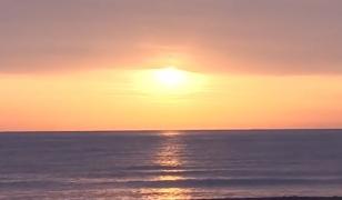 Imagini cu răsăritul de la Vama Veche. Ploaia nu a stricat distracţia tinerilor, iar cei mai curajoşi au făcut chiar şi o baie în mare