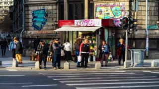 Românii trăiesc mai puțin decât majoritatea europenilor: Bărbații, 73 de ani în medie, femeile tind spre 80. Explicațiile sociologilor