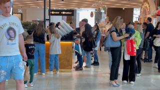 Cadouri de Iepuraş. Înainte de Paşte, românii s-au înghesuit la mall să caute daruri pe ultima sută de metri