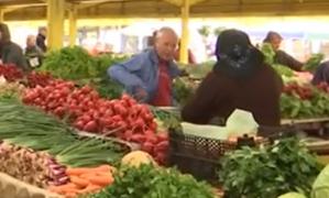 Cât costă coșul de cumpărături cu câteva ore înainte de Paşte. Sunt cozi în faţa măcelăriilor, chiar şi pe ultima sută de metri