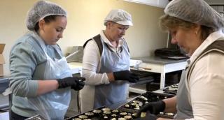 Ideea cu care o cofetărie din Deva a dat lovitura de Paşte. Preţul mai mare nu i-a descurajat pe pofticioşi