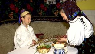 Obiceiul păstrat în Maramureş de sute de ani, în prima zi de Paşte. Măriuca l-a învăţat de la mama ei şi vrea să i-l transmită şi fiului ei, Ionuţ