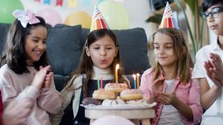 Cât costă să serbezi ziua copilului într-o arenă de jocuri. Ofertele curg pe bandă rulantă: "Un copil am!"