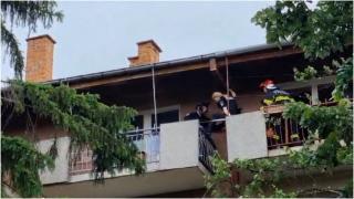 Panică în Satu-Mare. O femeie de 50 de ani s-a baricadat în casă și a amenințat că se sinucide. Polițiștii au pătruns în apartamentul ei prin balconul vecinilor