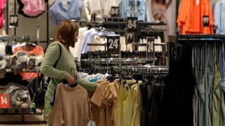 Metodele prin care putem economisi bani la cumpărături. Specialiştii trag un semnal de alarmă despre fenomenul "blackout shopping"