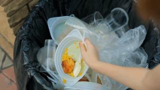 Lovitură pentru hotelieri. Nu vor mai putea oferi cosmetice în ambalaje de plastic de unică folosinţă și nici lapte pentru cafea sau pliculeţe de zahăr, din 2030