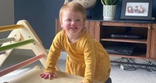 Născută surdă, o fetiţă de 18 luni şi-a recăpătat auzul datorită unei terapii revoluţionare. Opal aude acum aproape normal