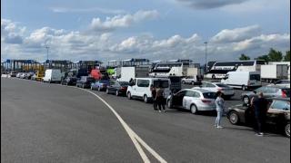 Cozi uriaşe în vama Nădlac. Românii care vor să se întoarcă în străinătate aşteaptă câte o oră ca să treacă graniţa
