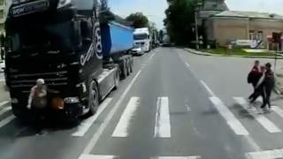 O bătrână din Iaşi a păcălit moartea pe trecerea de pietoni. A fost la un pas să fie prinsă sub roţile unui camion de mare tonaj