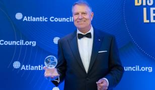 Klaus Iohannis a fost premiat cu "Oscarul de la Washington", pentru rolul său ca lider politic. Este singurul şef de stat european onorat cu această distincţie