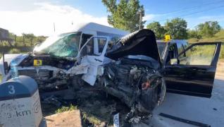 Impact frontal dezastruos între un SUV şi un microbuz, la ieşirea din Tulcea. Sunt 7 victime, după ce maşina de teren a pătruns pe contrasens