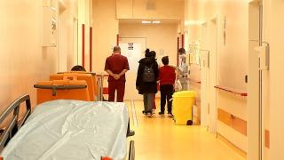 Fost militar, acuzat că a bătut două surori şi le-ar fi lăsat într-o baltă de sânge. Cei trei şi-au împărţit lovituri până au ajuns la spital