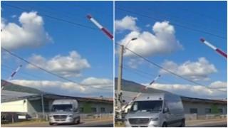 Momentul în care un şofer grăbit trece cu viteză în timp ce barierele de la calea ferată coboară. La un pas de tragedie, în Bistrița-Năsăud