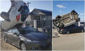Imagini greu de explicat la Vânători, în Vrancea. Un Opel a rămas suspendat pe plafonul unui Ford, în perfect echilibru, după ce a lovit o grămadă de pietriş