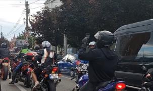 S-au turat motoarele pe străzile din Severin. Zeci de motociclişti au făcut spectacol pe două roţi: "Uit de tot. Nu mai ţin cont de nimic şi e genial"