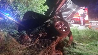 Moarte cumplită pentru un tânăr de 22 de ani, pe un drum din Argeş. A scos cu maşina un stâlp din pământ, după un impact devastator