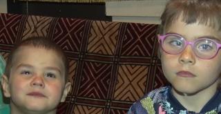 Pentru doi fraţi din Tulcea lumea se vede în ceaţă. Boala cumplită, moştenită de la mamă: "Avem nevoie de ajutor, de ajutorul oamenilor"