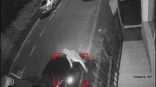 Grup de tineri din Cluj, surprinşi de camere în timp ce vandalizează mai multe maşini. Proprietarii s-au trezit fără oglinzi şi cu portierele forţate
