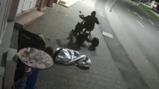 Trei indivizi, căutaţi de poliţia din Constanţa, după ce au furat un scuter. I-au dat târcoale, apoi unul dintre ei s-a urcat pe el şi a fugit