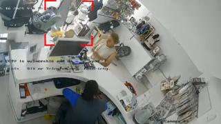 Momentul în care o femeie îşi convinge copilul să fure o jucărie dintr-un magazin din Iaşi. Proprietara a publicat pe internet imaginile