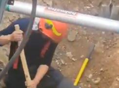 Tragedie în Argeş. Un bărbat a murit, îngropat de viu, la 3 metri sub pământ: şanţul la care lucra s-a surpat peste el