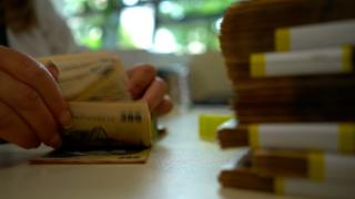 Când s-ar putea micşora ratele românilor? Doar anul trecut s-au luat credite de consum în valoare de 65 de miliarde de lei şi credite ipotecare de 105 miliarde de lei