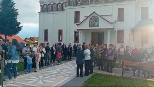 "Luptăm pentru el". Sute de enoriaşi au protestat pentru a-şi păstra preotul, în Maramureş . Bărbatul a fost părăsit de soţie şi a divorţat acum 4 ani