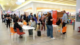 "Cam un 4.000 de lei ca să trăieşti decent". Ofertele angajatorilor pentru tineri, la târgurile de joburi