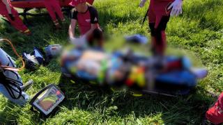 O turistă străină care a făcut un accident de motocicletă pe Muntele Mic a fost salvată de salvamontişti. Femeia îşi rupsese tibia