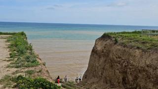 Fenomen unic la malul mării. Specialiştii explică motivul pentru care apa s-a transformat într-o operă de artă în 3 culori