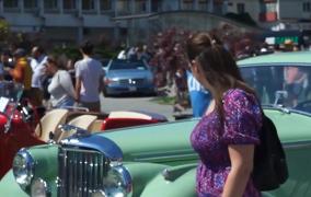 Maşina de epocă care a atras toate privirile la expoziţia de la Oradea. Colecţionarii au ieşit mândri pe şosea cu exemplarele: "Simţi că te întorci în timp"